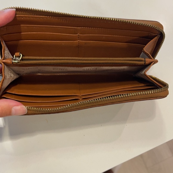 Michael Kors Wallet - Picture 4 of 6